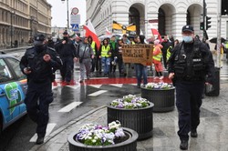 Protest antyszczepionkowców w Warszawie. Doszło do incydentów, interweniowała policja