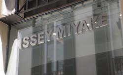 Zmarł projektant mody Issey Miyake. Zaprojektował słynny czarny golf Steve'a Jobsa