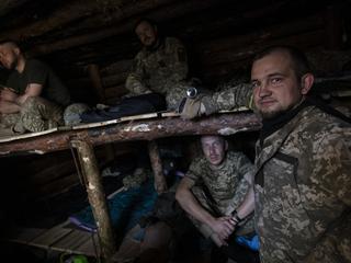 Donbas, Donieck. Żołnierze ukraińscy odpoczywają w koszarach.