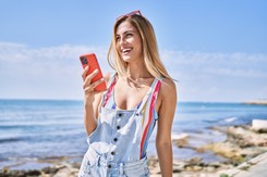 Polaków wakacje tylko ze smartfonem? Wcale NIE! Optymistyczne WYNIKI BADANIA