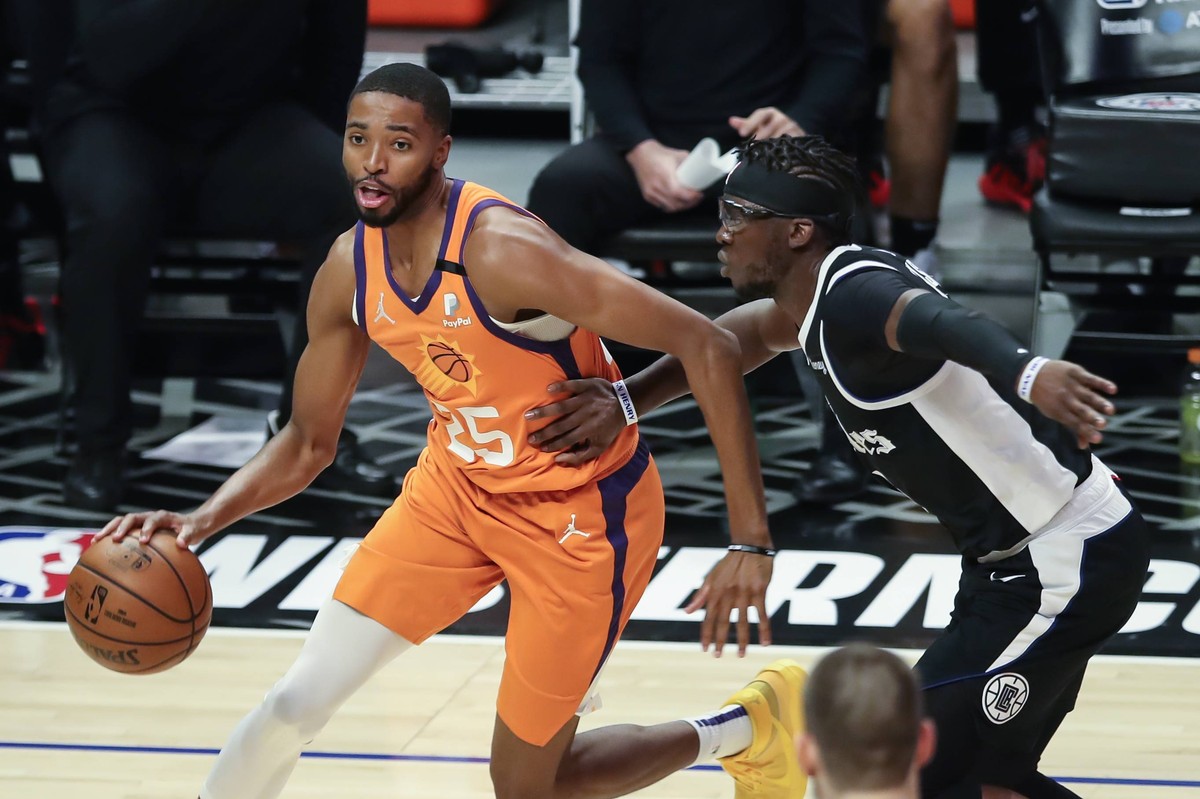 Mikal Bridges (z lewej)