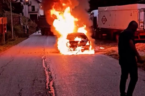 VATRA "PROGUTALA" AUTOMOBIL Dim se širi iznad Ivanjice (FOTO)