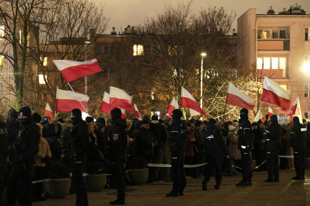 Uczestnicy protestu przed budynkiem TVP przy ulicy Woronicza w Warszawie