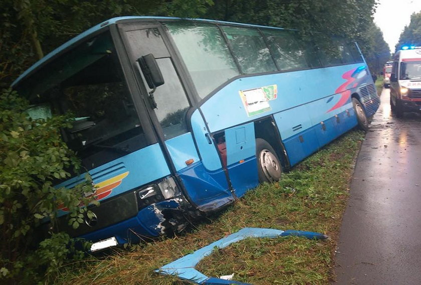 Czołowe zderzenie z autobusem