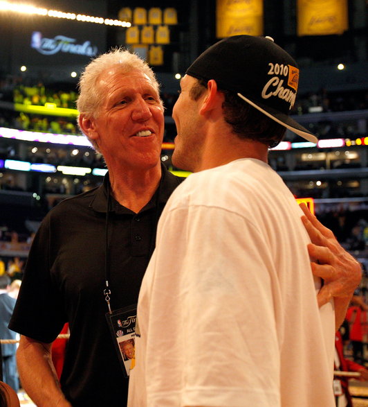Bill Walton gratuluje synowi Luke'owi mistrzostwa NBA
