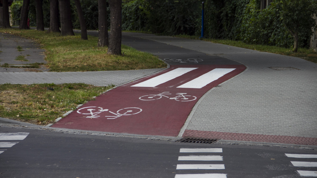 Rowerzyści w Łodzi będą musieli jeszcze poczekać na zapowiadaną przez miasto akcję obniżania krawężników na drogach rowerowych. Zarząd Dróg i Transportu ma problem z wydaniem pieniędzy na ten cel.