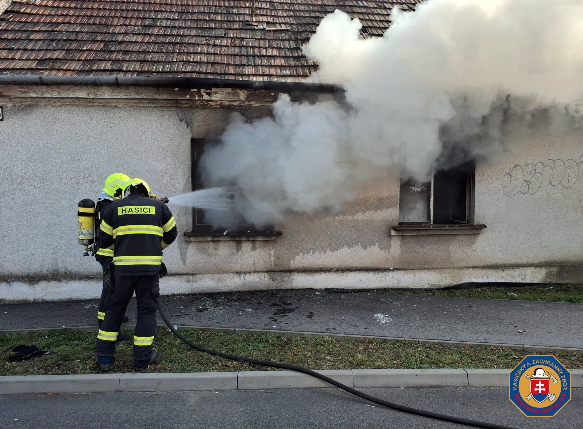 Hasiči zasahovali pri požiari opusteného domu v Bratislave. 