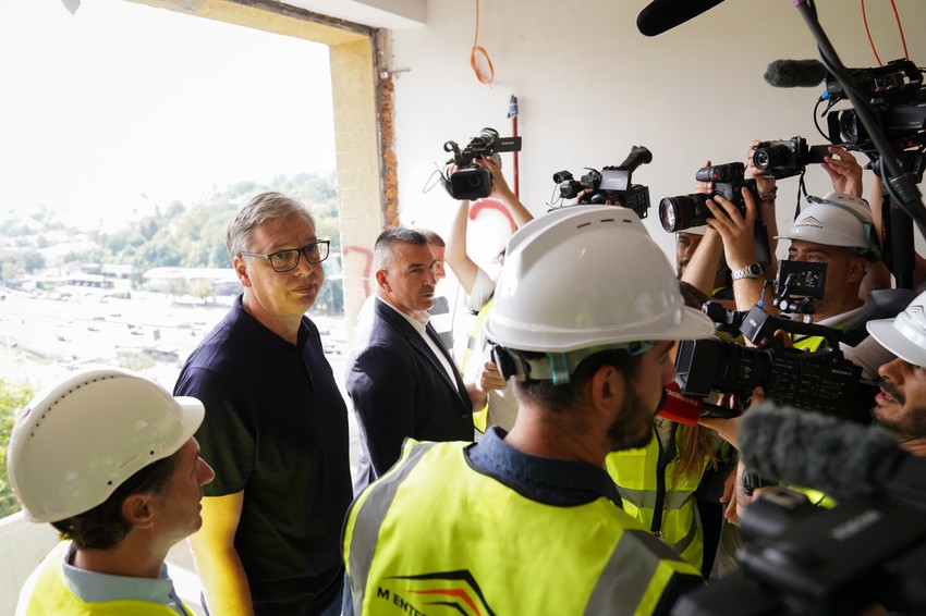 Vučić obilazi radove na sanaciji i adataciji Klinike za ginekologiju i akušerstvo u Beogradu