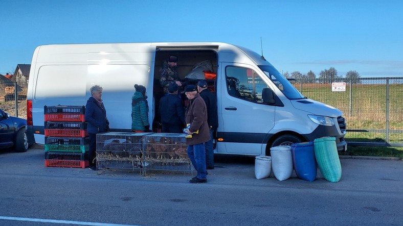 Sprzedawca kur przed targowiskiem w Sokołach