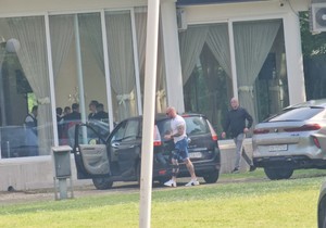 Muž Tee Tairović u šortsu na venčanju