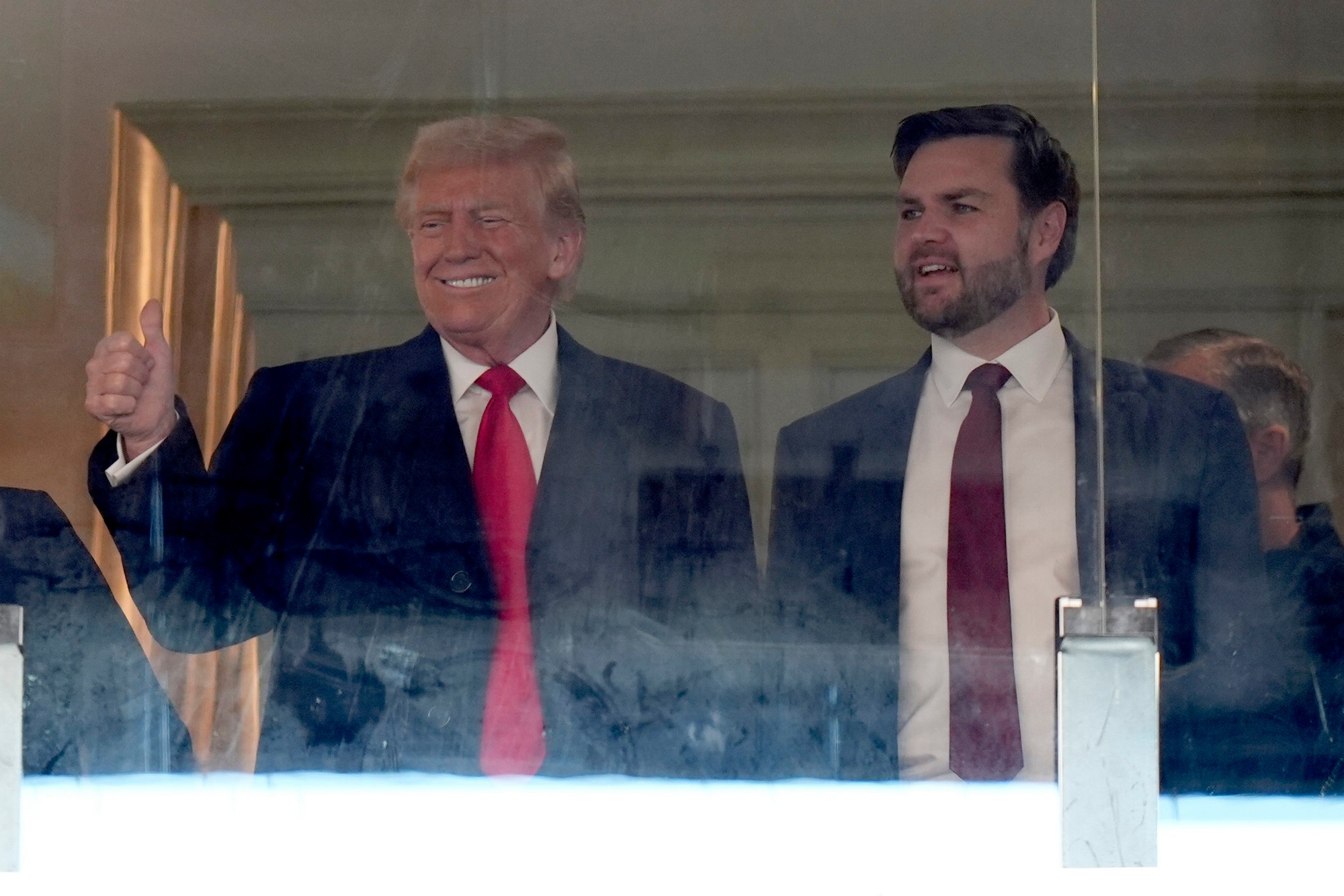 Novozvolený prezident USA Donald Trump so svojim viceprezidentom JD Vanceom.