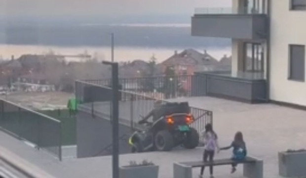 Kvad u kompleksu zgrade u Višnjičkoj banji