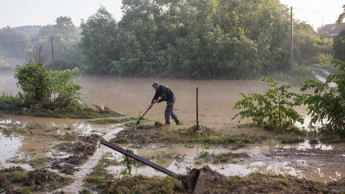 Powódź i podtopienia w Modliborzycach. Wojewoda przekazał pierwsze środki i pomoc
