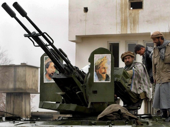 13 stycznia 2002 żołnierze Koalicji Północnejna przedmieściach Kabulu. Na zdjęciach legendarny dowódca afgański Masud