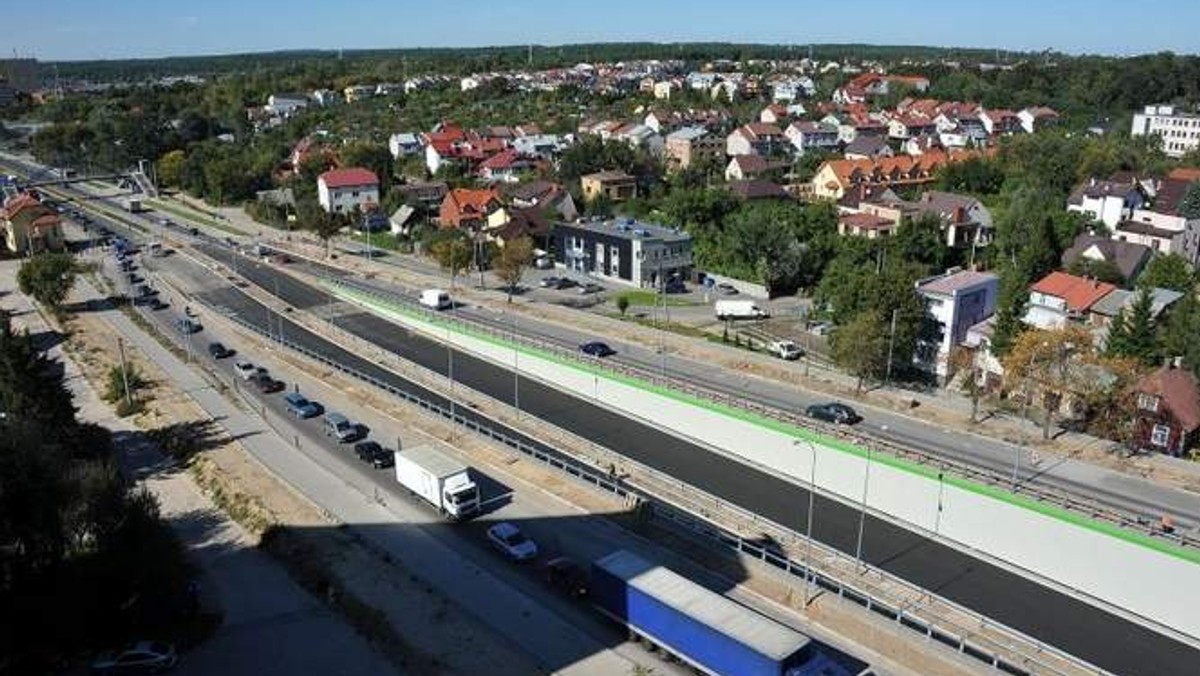 To już pewne. 25 września nie będzie oficjalnego pozwolenia na użytkowanie przedłużenia ul. Andersa. Prace zostały bowiem przedłużone o dziewięć dni. – Powodem są dodatkowe roboty przy ulicy, które nie były wcześniej planowane – mówi Janusz Ostrowski, dyrektor Zarządu Dróg i Inwestycji Miejskich. To oznacza też dodatkowe koszty.