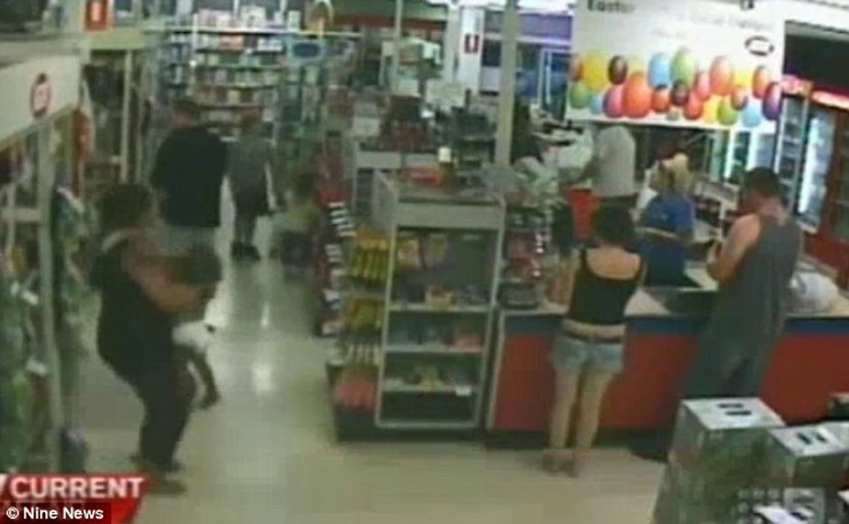 Majka nosi onesvešćeno dete do kase