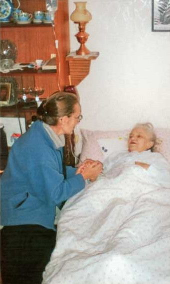 Matka Róża Kozera w trakcie odwiedzin u chorej s. Urszuli Napierskiej w październiku 2001 roku | fot. Wydawnictwo Apostolicum