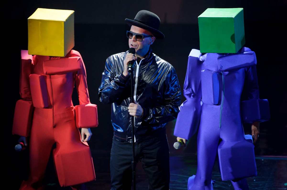 Pet Shop Boys i seksowne dziewczyny na wrotkach