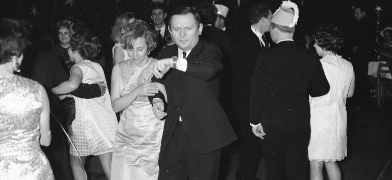 Sylwester w PRL. Bal do białego rana, radziecki szampan i długie przemówienie Gomułki [FOTO]