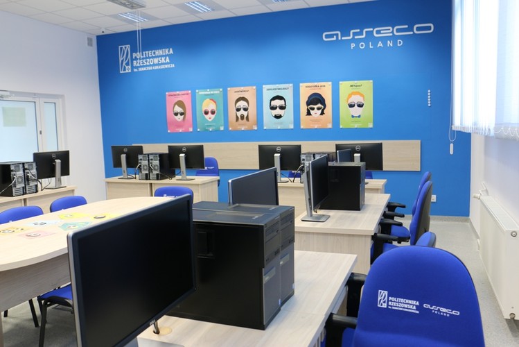 Laboratorium zostało wyposażone w 12 nowoczesnych komputerów marki Dell z 17 calowymi monitorami tego samego producenta. Komputery posiadają 8-rdzeniowe procesory Intel i7, 16GB pamięci RAM i 500 GB pamięci dyskowej. Pakiet uzupełnia system operacyjny Windows 8 i pakiet Office.