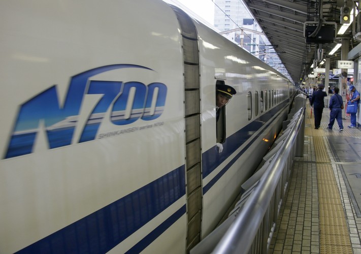Obecnie na trasach japońskich szybkich kolei Shinkansen wprowadzone są pociągi nowej generacji N700, które rozwijają prędkość 270 km/h. <br><br> fot. EPA / KIMIMASA MAYAMA Dostawca: PAP / EPA.