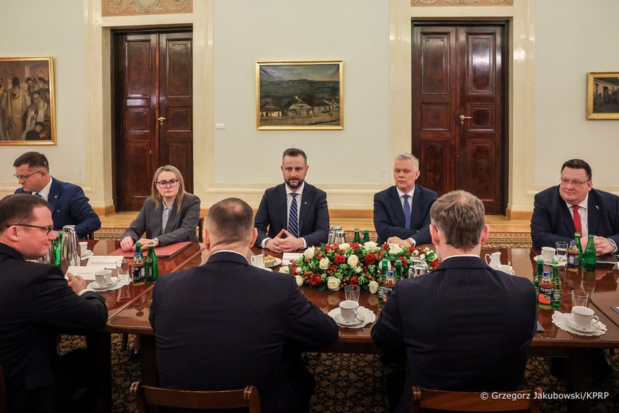 Delegacja rządowa na spotkaniu służb z prezydentem Karolem Nawrockim. Od lewej: gen. Jarosław Stróżyk (SKW), płk Dorota Kawecka (SWW), wicepremier i szef MON Władysław Kosiniak - Kamysz, minister - koordynator ds. służb specjalnych Tomasz Siemoniak, płk Paweł Szota (AW)