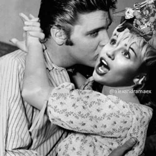 Elvis Presley też całuje Miley Cyrus