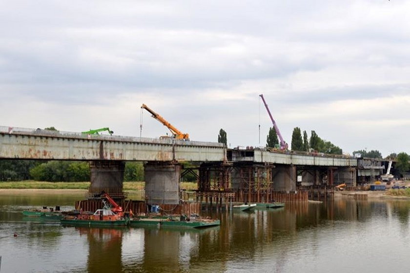 Trwają prace przy moście Łazienkowskim. Robotnicy nasuwają nową konstrukcję 