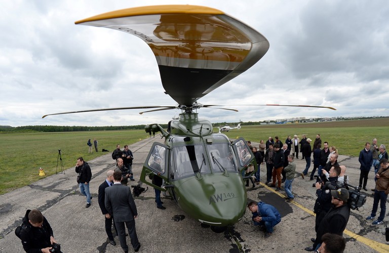 Śmigłowiec AW149 prezentował swoje możliwości przed przedstawicielami władz państwowych, polskiego wojska. Na pokazach obecni byli także przedstawiciele środowiska naukowego, biznesowego, specjalistów sektora lotniczo-obronnego.
<br><br>
fot. (zuz/mr) PAP/Bartłomiej Zborowski