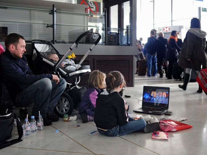 Wśród czekających na pogodowy cud jest wiele rodzin z dziećmi