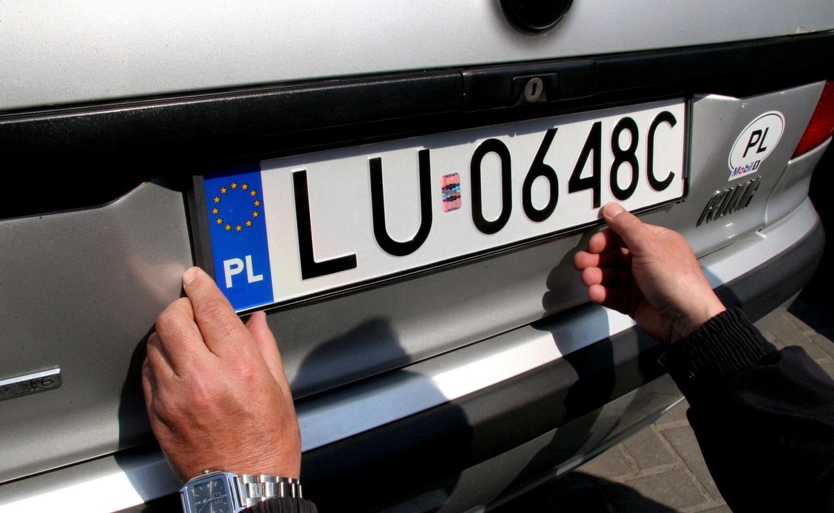 Od 20 października 2025 roku nowe zasady dopłat z programu NaszEauto. Dają 10 000 zł za złomowanie samochodu spalinowego, ale jest haczyk