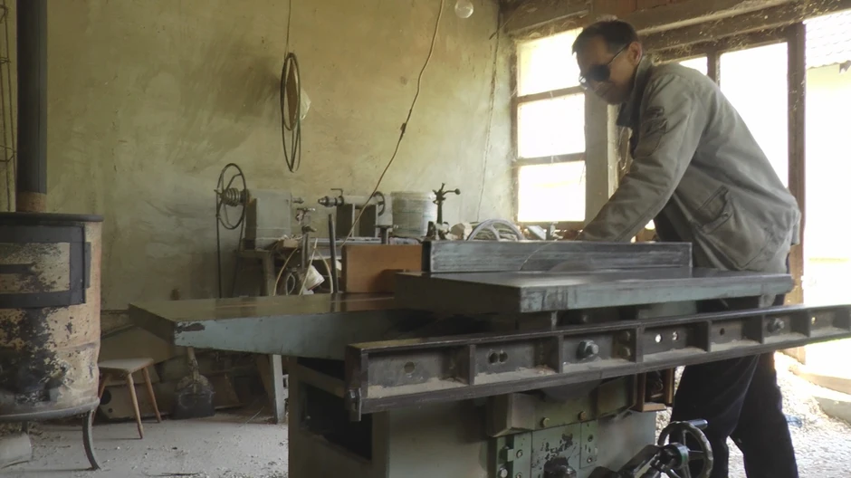 Potpuno slep vešto barata oštrim strugom