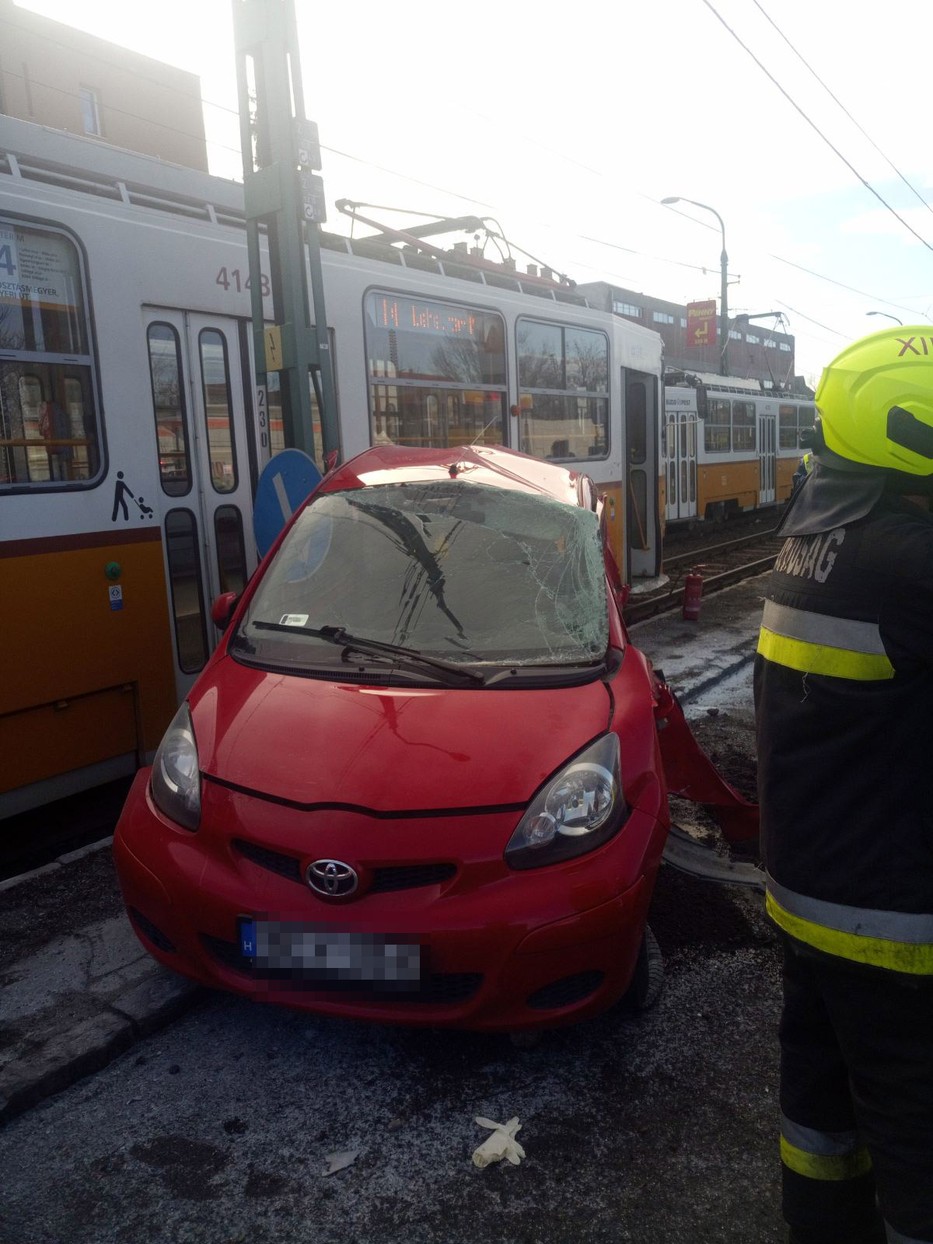 Az autó hátulját kapta el a villamos / Fotó: Blikk