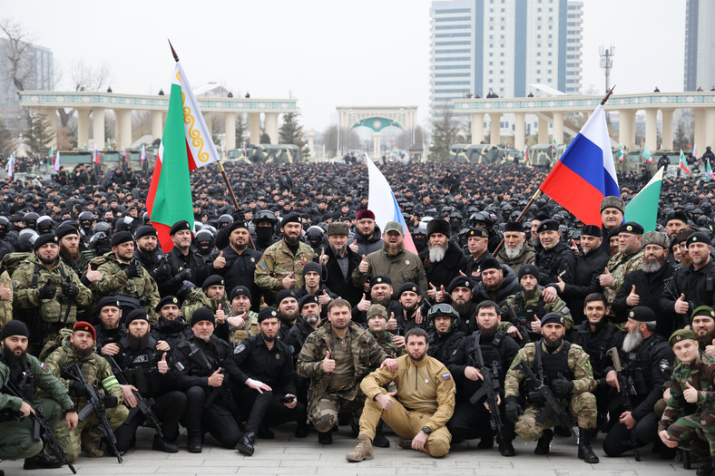 Ramzan Kadyrow w środku, za nim jego armia. Zdjęcia wykonane 24 lutego 2022 r.