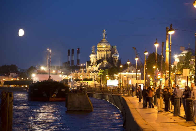 Petersburg jest największym po Moskwie ośrodkiem gospodarczym, kulturalnym i naukowym Rosji. Jednak nieporównanie więcej turystów wybiera właśnie to miasto, zamiast rosyjskiej stolicy. Ich liczba od wielu lat przewyższa kilka milionów rocznie. Według UNESCO to ósme najbardziej atrakcyjne turystycznie miasto świata.