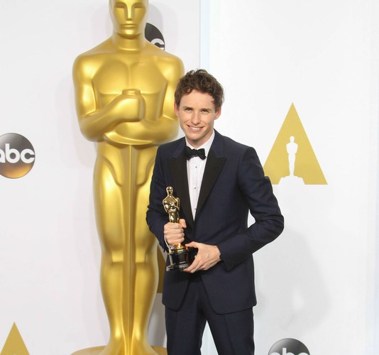 <strong>Oscary - aktor pierwszoplanowy</strong>
<br></br>
Eddie Redmayne laureatem Oscara dla najlepszego aktora pierwszoplanowego. Brytyjski aktor zagrał sławnego astrofizyka Stephena Hawkinga w filmie 