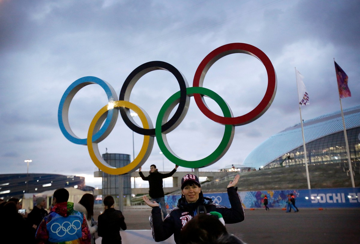 Kibice zaskoczeni widokiem cmentarza tuż za Parkiem Olimpijskim w Soczi. WIDEO