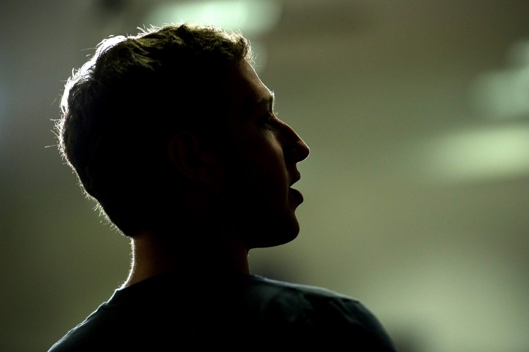 W czerwcu, podczas jednego ze spotkań, Stephen Hawking zapytał Mark Zuckerberga o to, jakie pytanie związane ze światem nauki najbardziej zaprząta dziś jego głowę.
<br><br>
„Najbardziej interesują mnie pytania dotyczące ludzi. Co pozwoli nam żyć wiecznie? Jak nauczymy się zwalczać choroby? Jak działa nasz mózg? Jak wygląda proces uczenia się, i jak możemy pomóc ludziom uczyć się milion razy szybciej” – odpowiedział Zuckerberg.
<br><br>
Twórca Facebooka, wraz ze swoją żoną Priscillą Chan oraz kilkoma innymi biznesmenami ufundował wartą 3 miliony dolarów nagrodę dla naukowców, którzy odkryją nowe sposoby na wydłużenie ludzkiego życia.