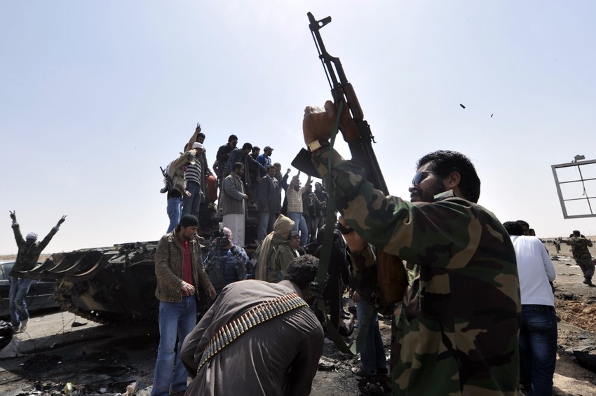 Pobunjenici u Libiji, potpomognuti vazdušnim udarima koalicionih snaga, preuzeli su kontrolu nad Adždabiju