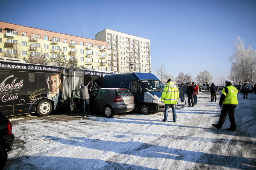 Autobus staranował kilkanaście aut. Jego kierowca zmarł 