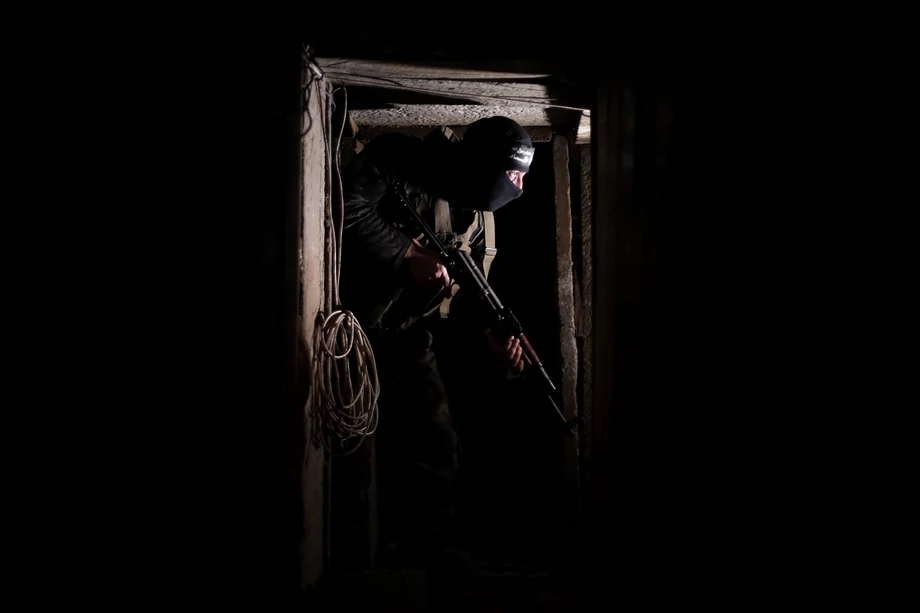 Uzbrojona Brygada Izz ad-Din al-Qassam, wojskowe skrzydło Hamasu w tunelu w dzielnicy Shujaya w mieście Gaza.