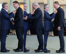 59 odznaczonych za zasługi dla wolności. Wśród nich Lis, Gugała, Chrabota i Kurski