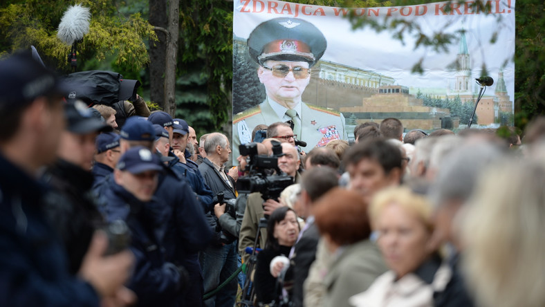 W momencie rozpoczęcia ceremonii rozległy odtworzone z magnetofonu radzieckie pieśni wojenne, protestujący zaczęli gwizdać oraz wznosić okrzyki i hasła sprzeciwu wobec pochowania generała Jaruzelskiego na Powązkach