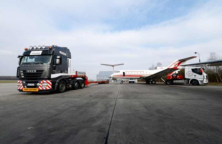 IVECO Stralis i samolot Jak-40