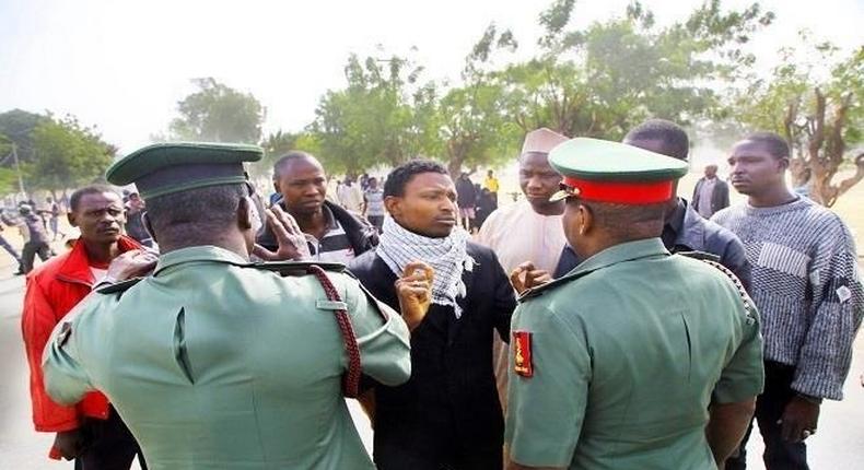 Before the massacre, the Nigerian Army dialogues with the protesting Shiite members.