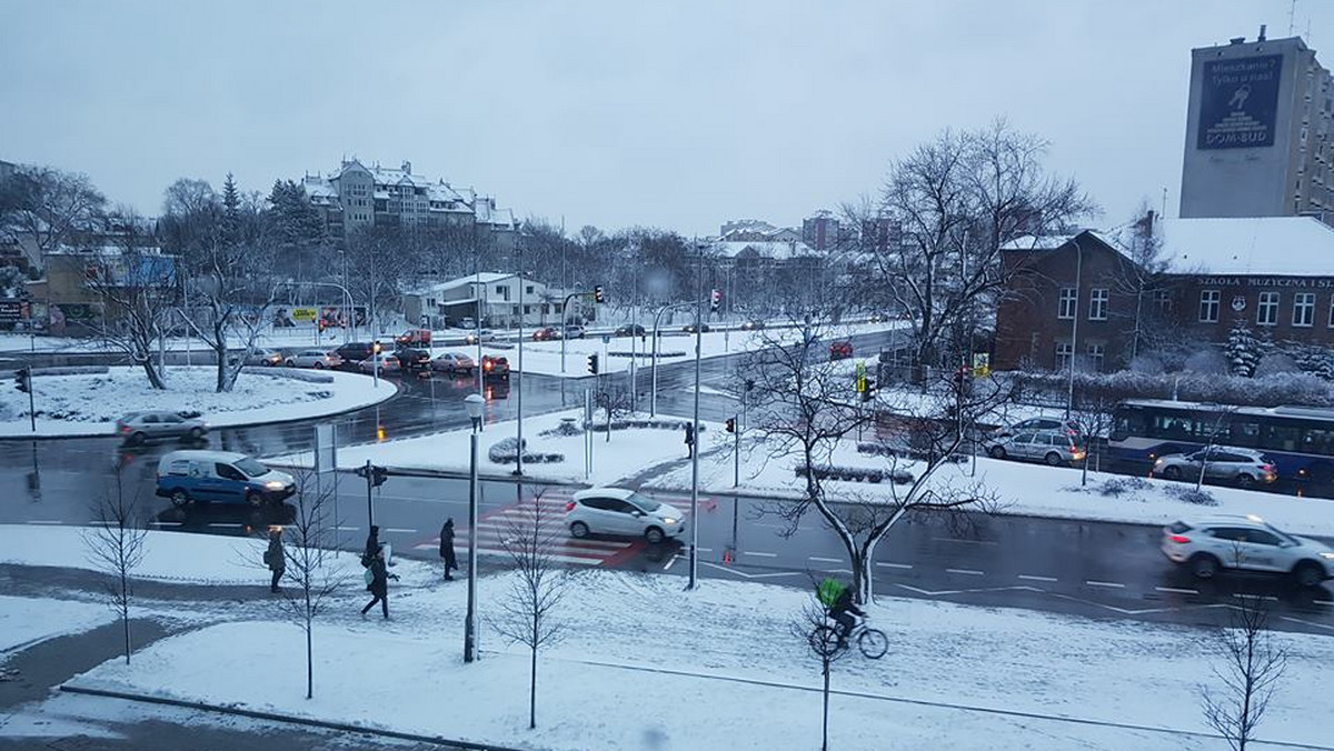 Kraków: Opady śniegu. Trudne warunki na drogach