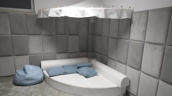 Placówka zapewnia nie tylko pobyt i opiekę, ale oferuje też szeroki zakres terapii, rehabilitacji oraz pomocy psychologicznej i pedagogicznej.