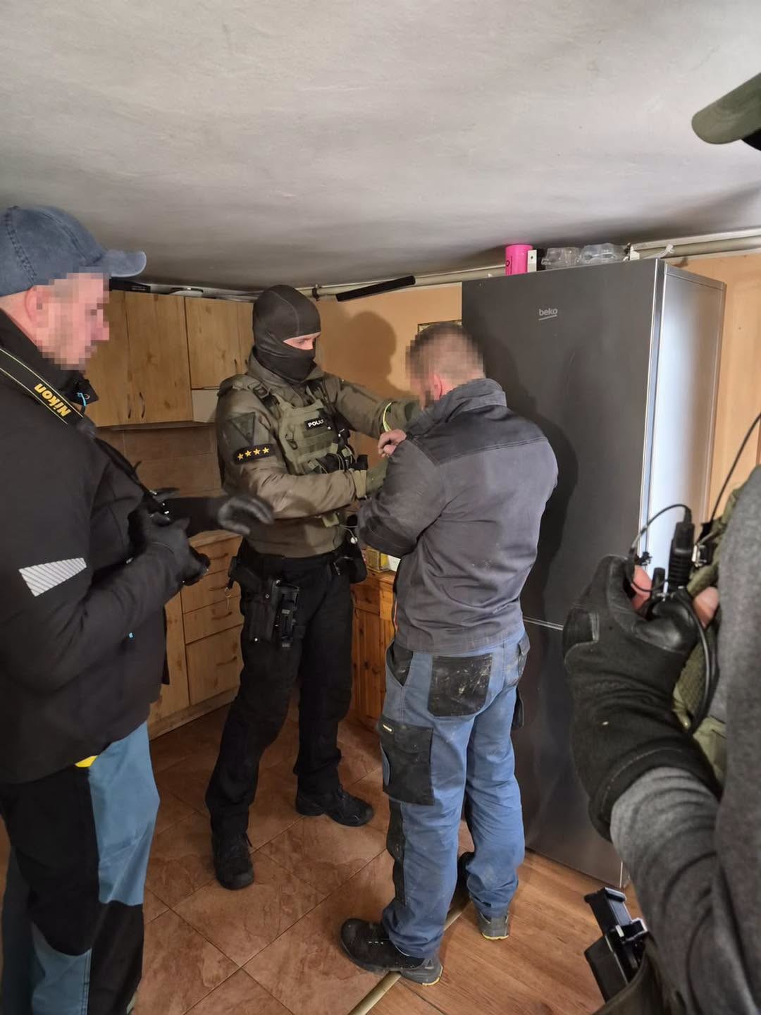Polícia obvinila troch mužov z drogovej trestnej činnosti. 