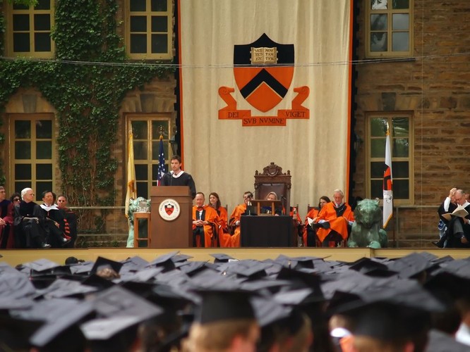 6. Princeton University (Stany Zjednoczone)
wynik: 92,7 pkt/100 Z budżetem równym 17,1 miliarda dolarów oraz 7567 studentami, uniwersytet ten jest ośrodkiem o najwyższym wyposażeniu finansowym przypadającym na jednego studenta na świecie.