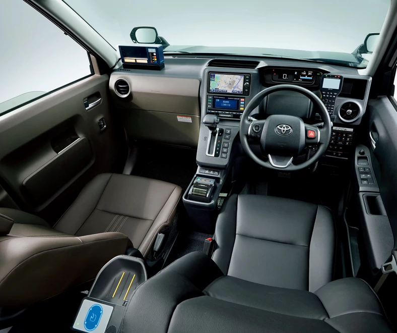 Miejsce pracy kierowcy. Toyota twierdzi, że sprzęt rozmieszczono po konsultacjach z taksówkarzami. Toyota JPN Taxi